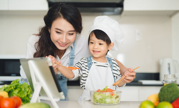 Agar Si Kecil Tetap Aman di Dapur, Terapkan Trik Ini!